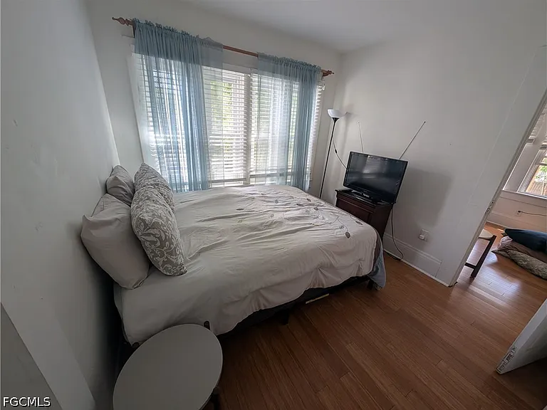 1637 Woodford Ave — Photo 4