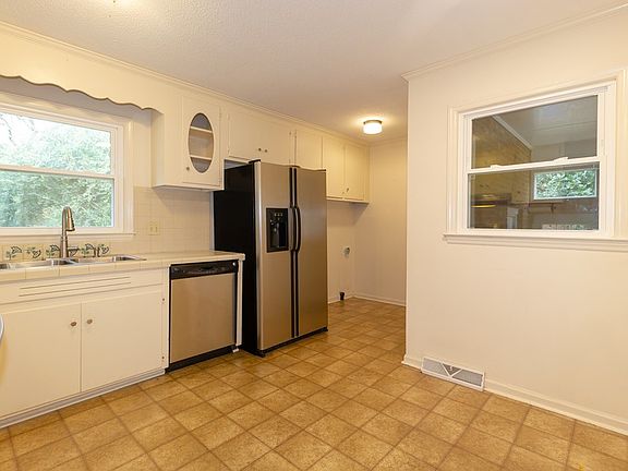 5th image of 408 Pineview Dr