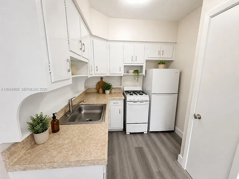 34 Madeira Ave #3 — Photo 3