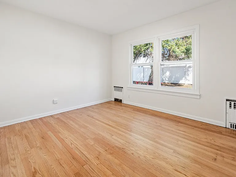 623 Livingston Rd — Photo 9