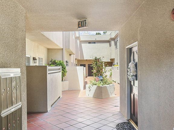 5th image of 11485 Moorpark St Unit 11