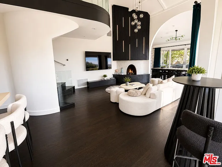 8810 Hollywood Blvd — Photo 10