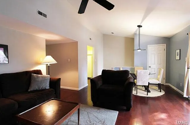 1432 Peacock Ln — Photo 3