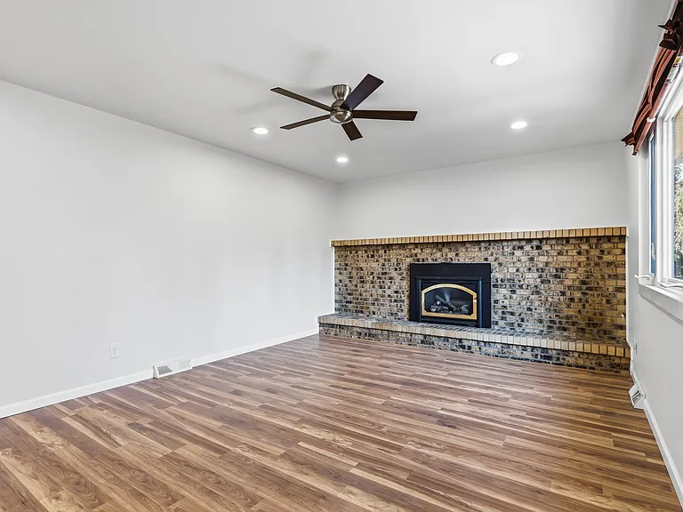 122 Helena Cir — Photo 8