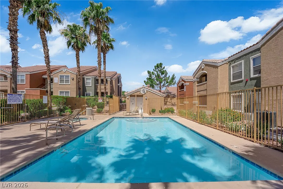 2 bed, 2.0 bath, 911 sqft, $1,600 — Photo 1