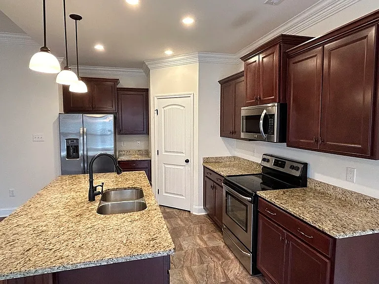 138 Riverfront Dr — Photo 2