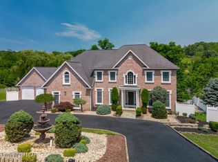 41 Somerfields Dr, Wyoming, PA 18644