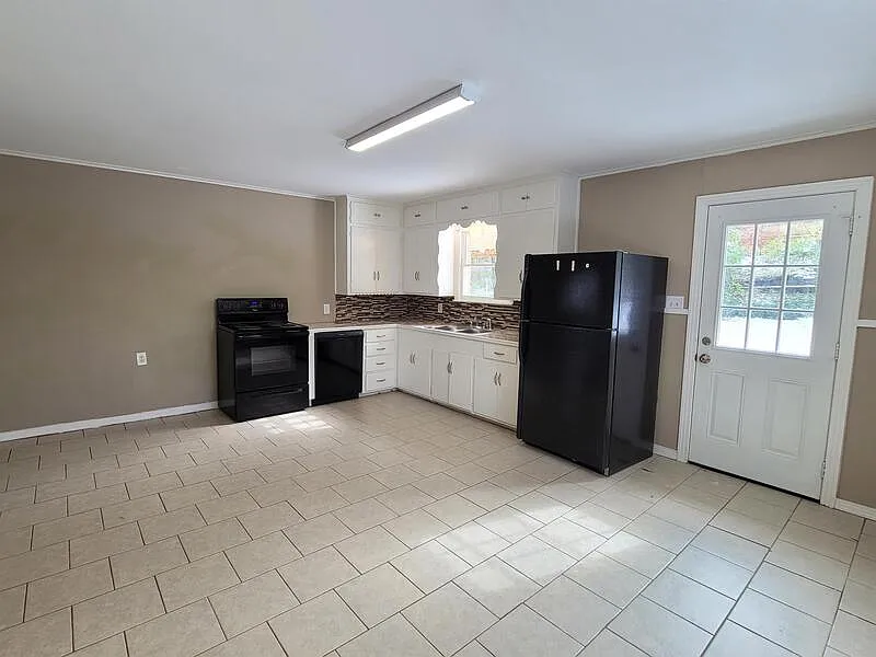 4 bed, 2.0 bath, 1986 sqft, $1,700 — Photo 3