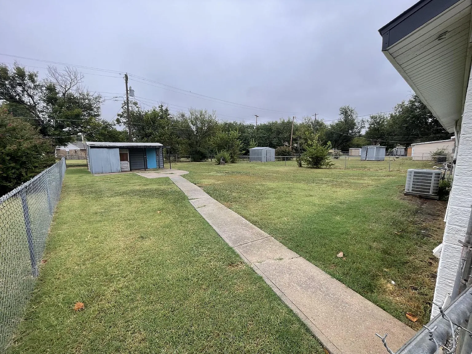 3 bed, 1.0 bath, 929 sqft, $1,050 — Photo 3