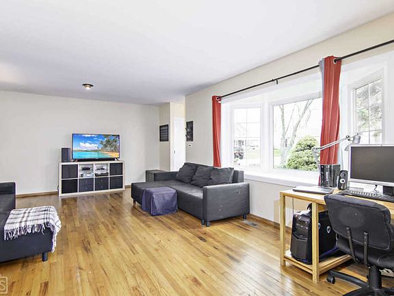5th image of 100 Bradley Ln