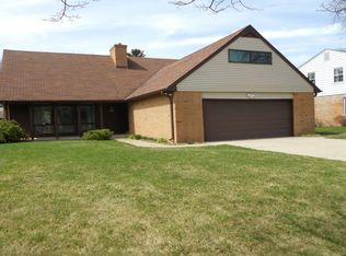 7461 N Seneca Rd, Fox Pt, WI 53217