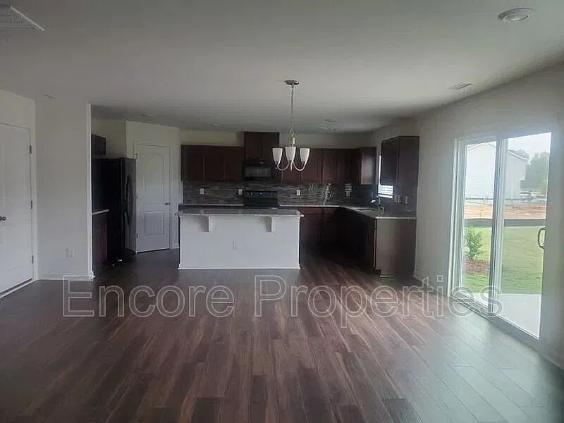 3 bed, 2.5 bath, 2025 sqft, $1,900 — Photo 3