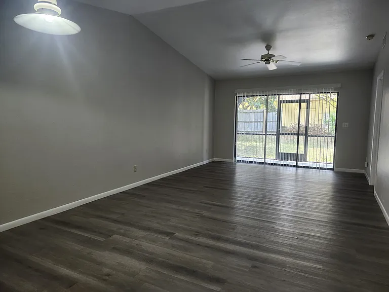 232 NE 16th Pl #3 — Photo 10