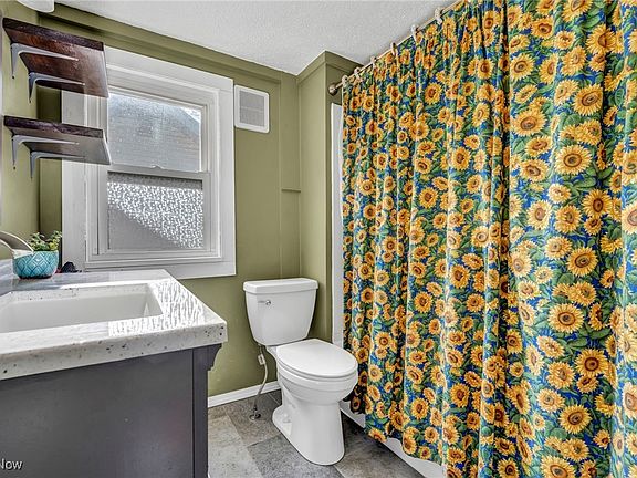4th image of 372 N Lyman St