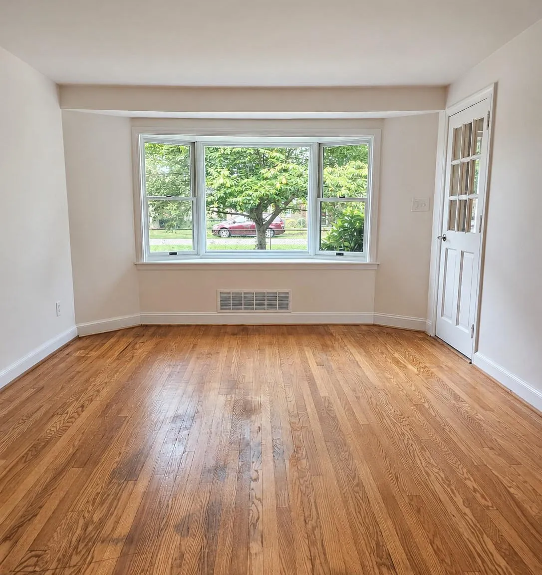3 bed, 1.0 bath, 972 sqft, $2,900 — Photo 3