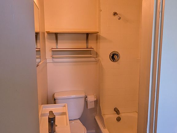 5th image of 1407 W Ottawa St APT 3