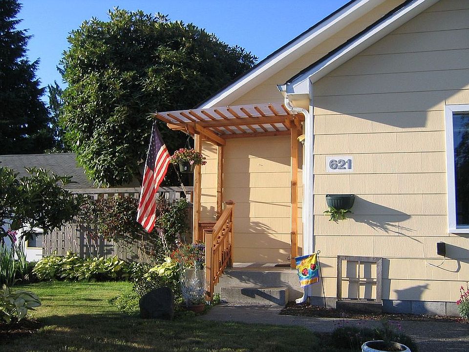 2nd image of 621 Ferry St SW