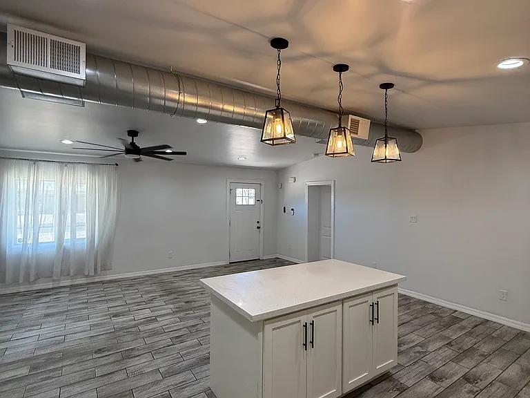 1050 W Rosewood Dr — Photo 2