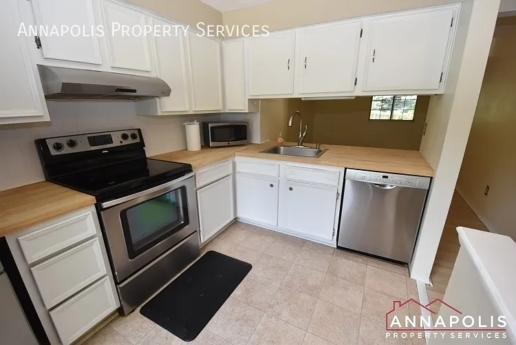 7660 Fairbanks Ct — Photo 3
