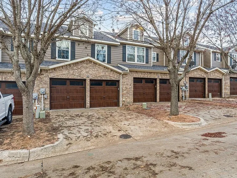 2205 Stoneleigh Pl — Photo 32