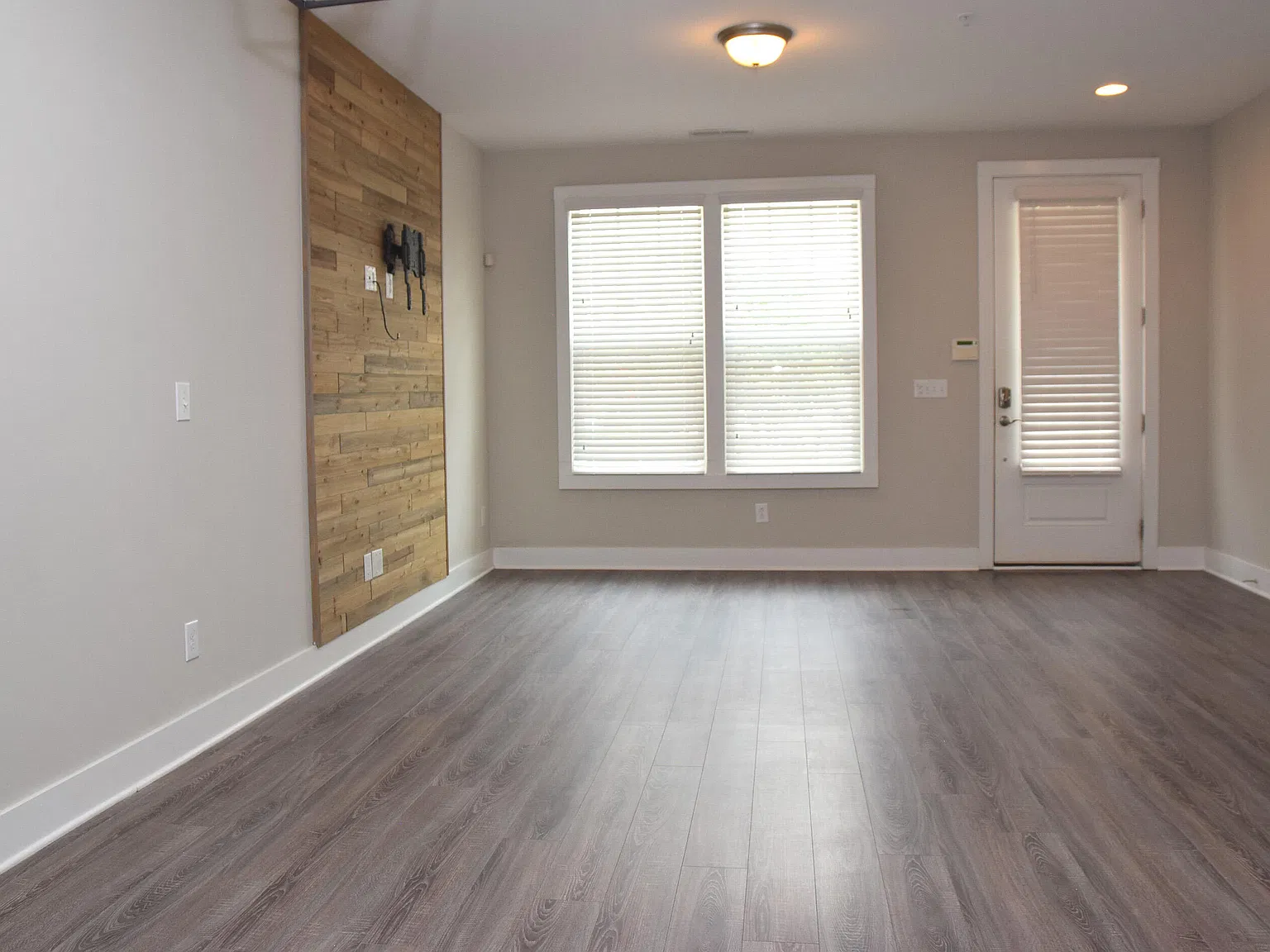 3 bed, 3.5 bath, 2571 sqft, $2,300 — Photo 4