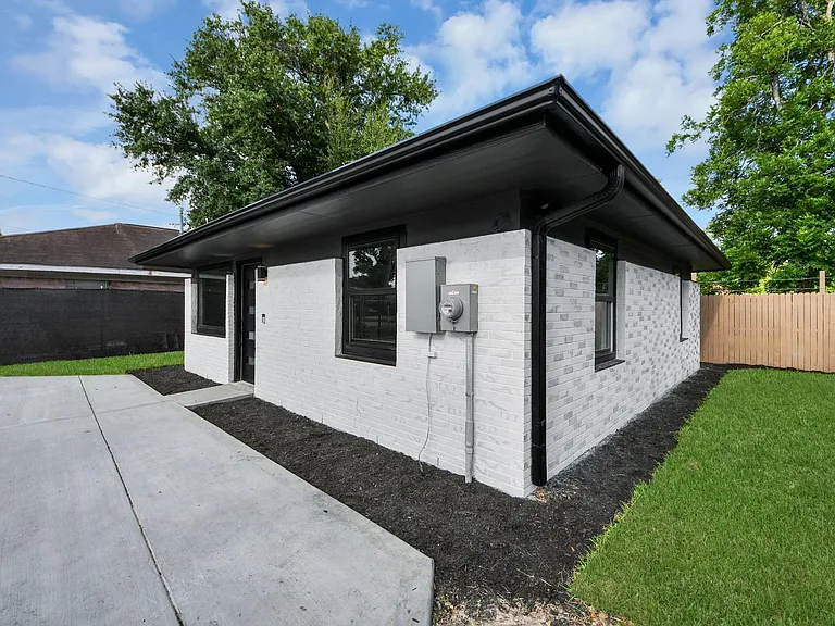 6201 Batterson St — Photo 32