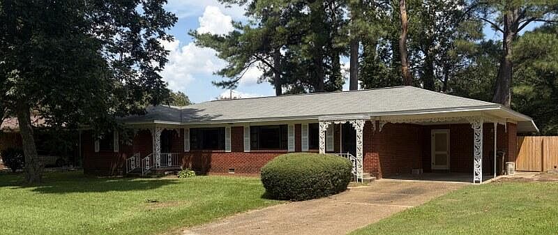 1st image of 122 Pecan Ave