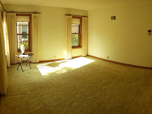 Living Rm-View fr Front Door