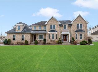 135 Fox Ridge Dr, Cranston, RI 02921