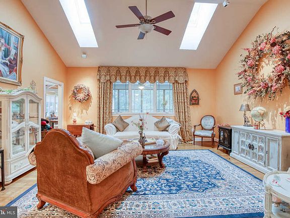 5th image of 857 Seven Oaks Dr