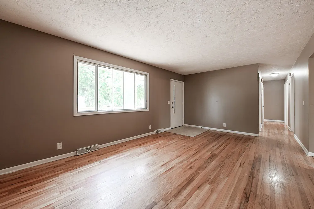 1518 N 107th Ave — Photo 3