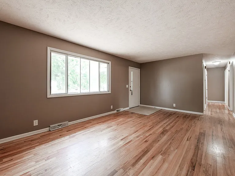 1518 N 107th Ave — Photo 3