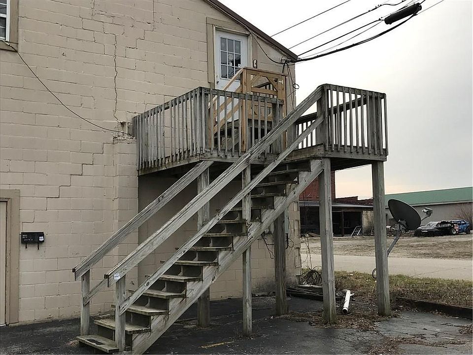 1st image of 325 W Main St