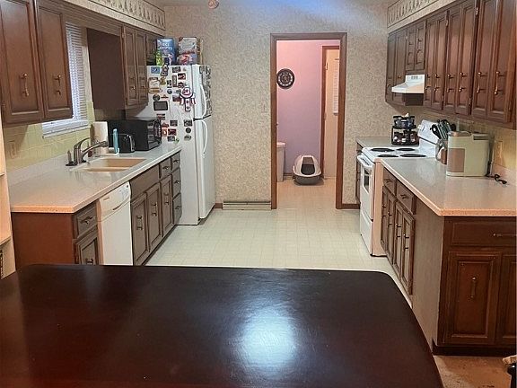 3rd image of 462 Eastview Dr