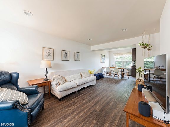 4th image of 1112 Keswick Dr #9