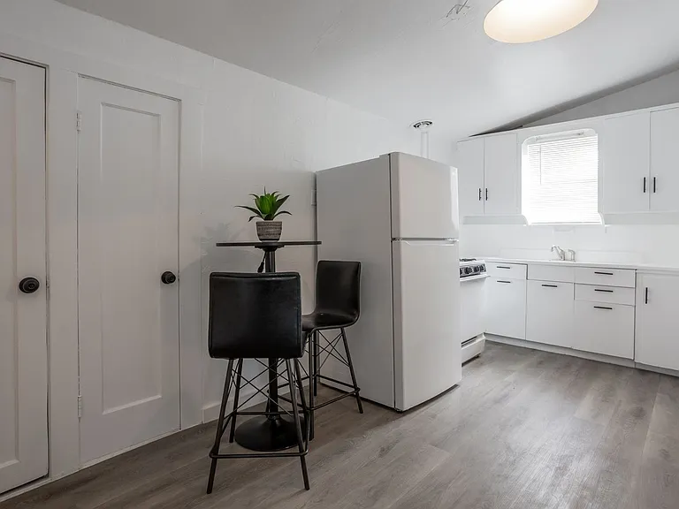 239 N Warren Ave — Photo 54