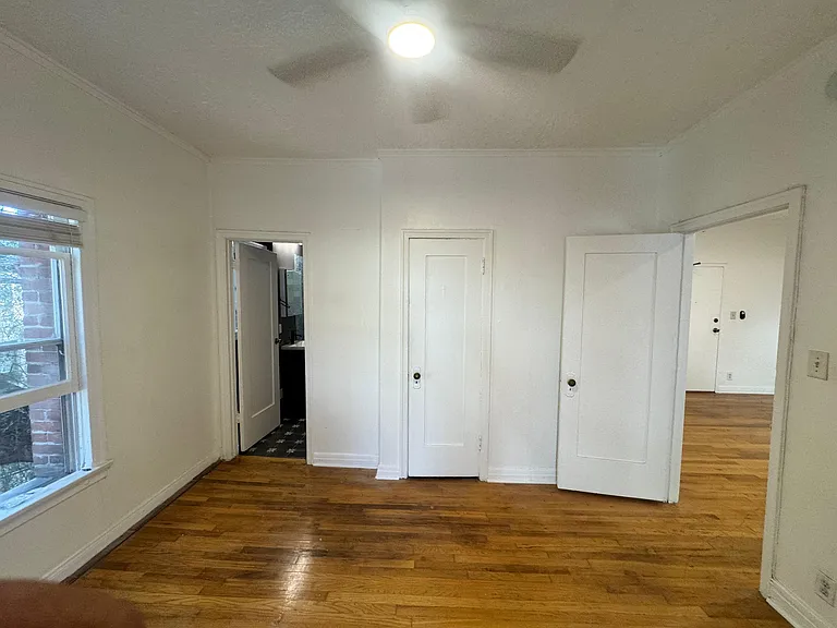 DE MILLE MANOR — Photo 41