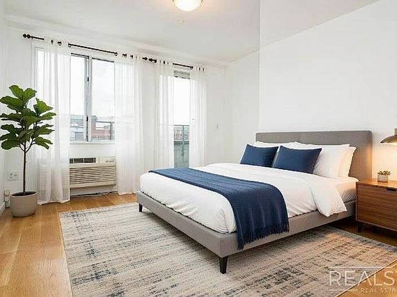 3rd image of 286 Stanhope St APT 5B