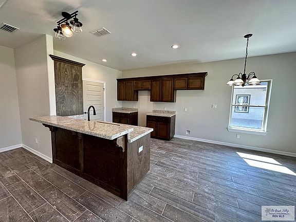 4th image of 305 Dyanez St