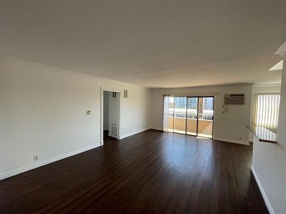 3rd image of 1114 N Clark St APT 8