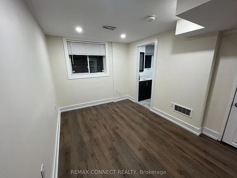 1394 Largo Cres #LOWER — Photo 11