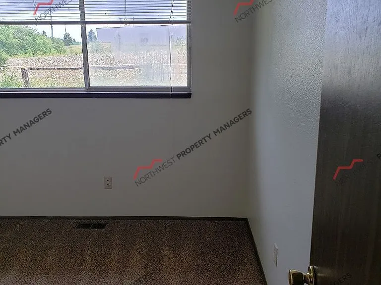 556 Avery Rd W — Photo 14