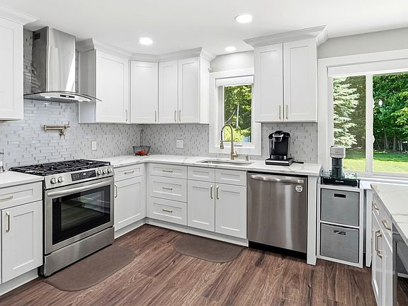 3rd image of 1633 Windsor Dr