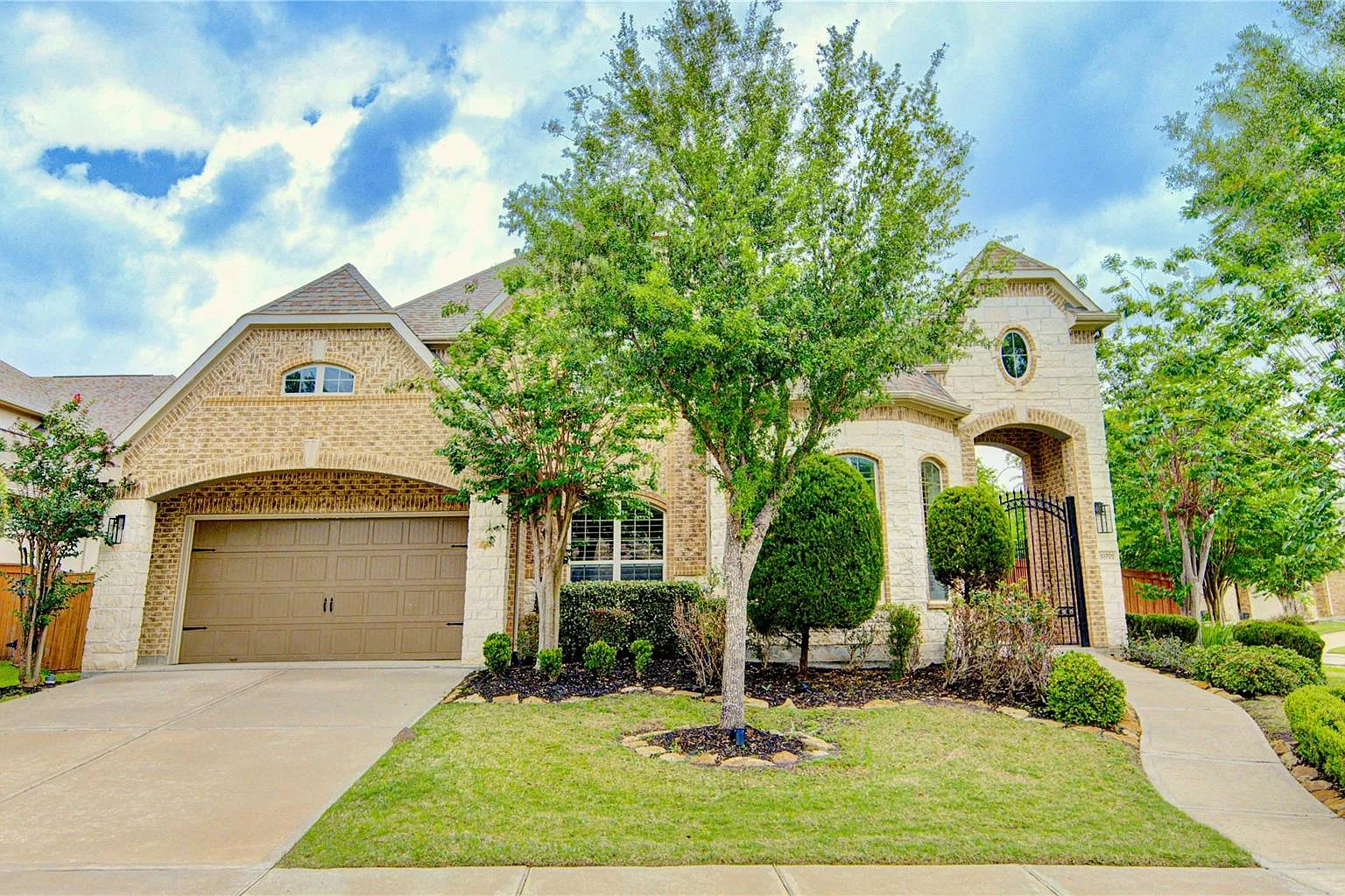 5 bed, 4.5 bath, 4489 sqft, $4,299 — Photo 2