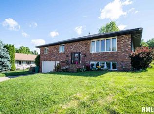 1925 Quail Hollow Rd, Pekin, IL 61554