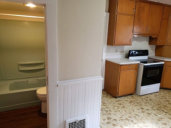 5th image of 1511 Saint Clair Ave