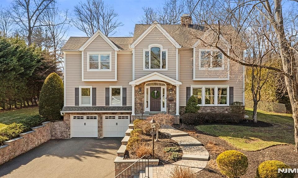 1st image of 379 Butternut Ave