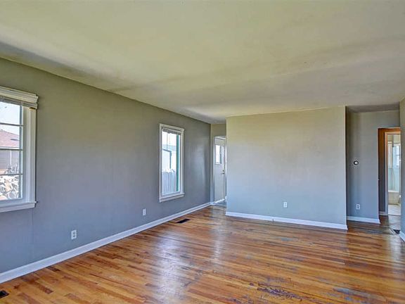 4th image of 625 S Horton St