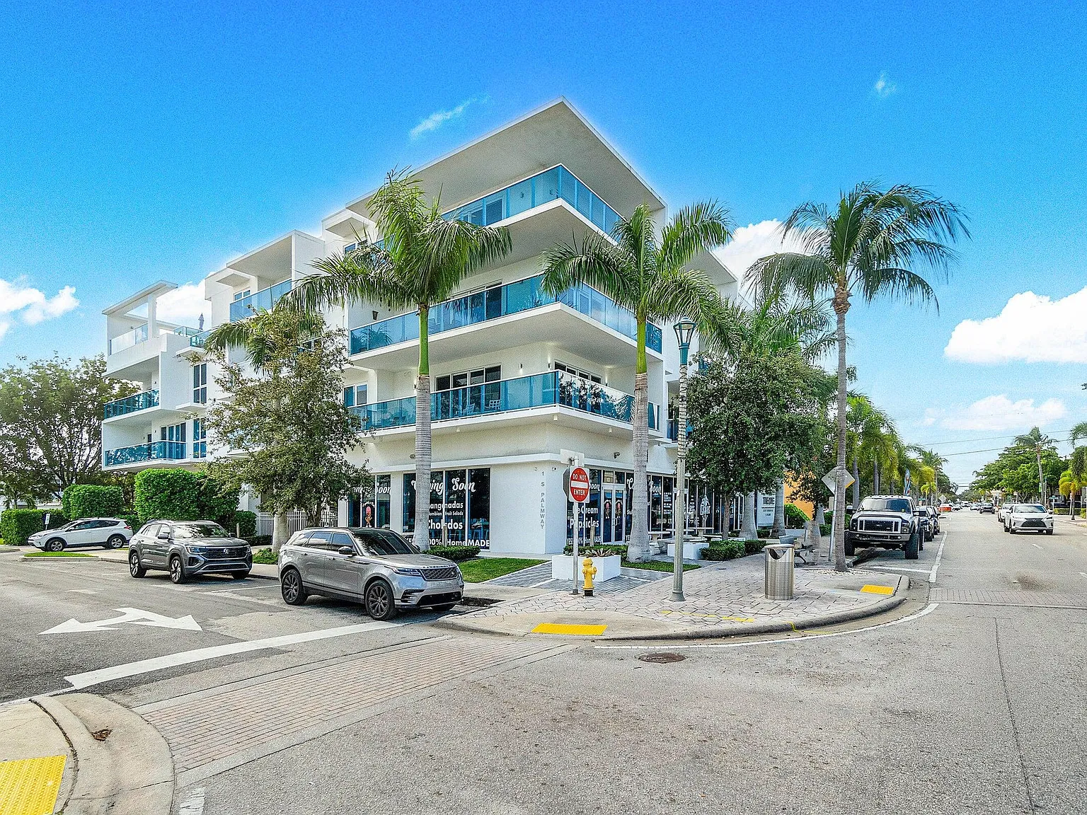 2 bed, 2.0 bath, 1259 sqft, $5,500 — Photo 2