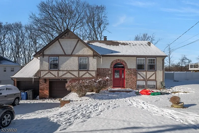6 Leo Ave photo 1
